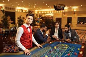 Roulette dealer langsung dengan penempatan taruhan real-time Roda roulette rajamahjong dengan taruhan yang ditempatkan dan hasil yang ditampilkan